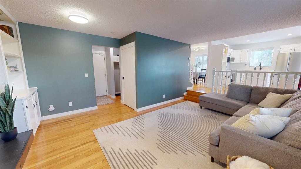 84 Sunmount Road Se, Calgary, AB - Indoor Photo Showing Living Room