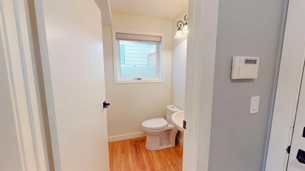 84 Sunmount Road Se, Calgary, AB - Indoor Photo Showing Bathroom