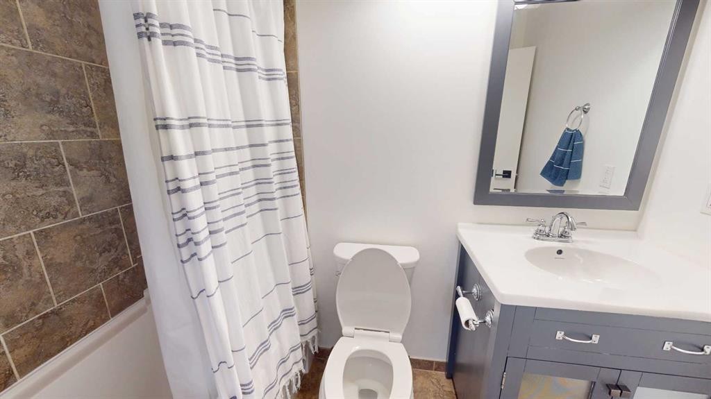 84 Sunmount Road Se, Calgary, AB - Indoor Photo Showing Bathroom