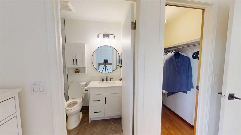 84 Sunmount Road Se, Calgary, AB - Indoor Photo Showing Bathroom