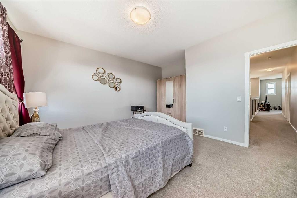 17 Walgrove Manor Se, Calgary, AB - Indoor Photo Showing Bedroom