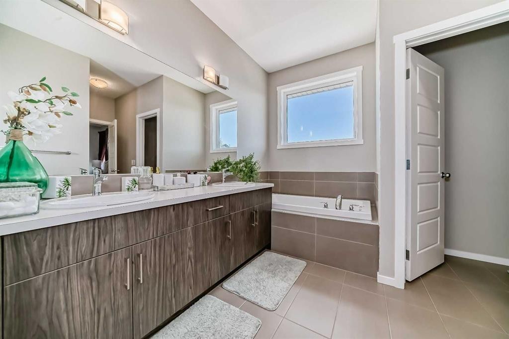 17 Walgrove Manor Se, Calgary, AB - Indoor Photo Showing Bathroom