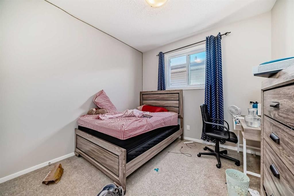 17 Walgrove Manor Se, Calgary, AB - Indoor Photo Showing Bedroom