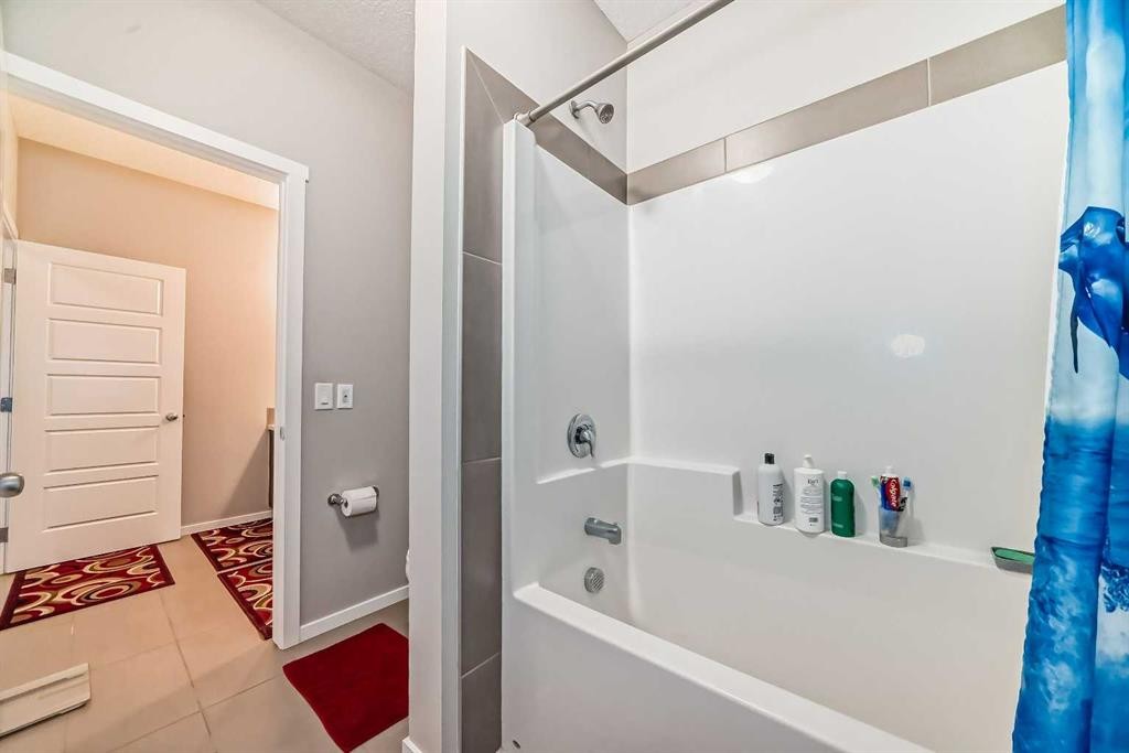 17 Walgrove Manor Se, Calgary, AB - Indoor Photo Showing Bathroom