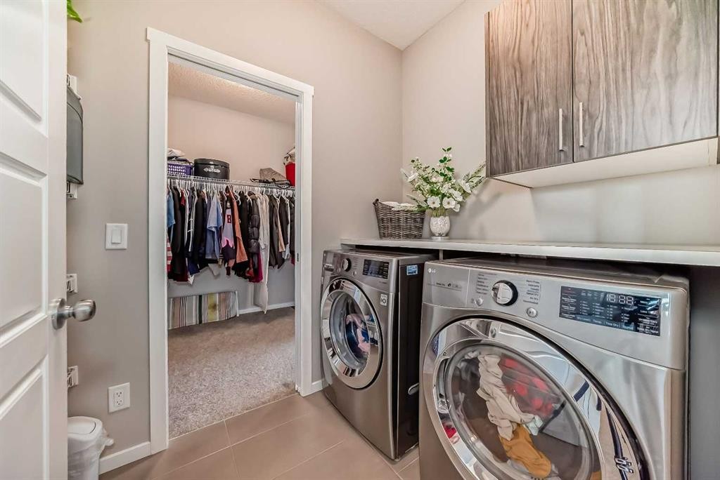 17 Walgrove Manor Se, Calgary, AB - Indoor Photo Showing Laundry Room