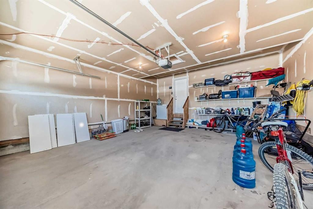 17 Walgrove Manor Se, Calgary, AB - Indoor Photo Showing Garage