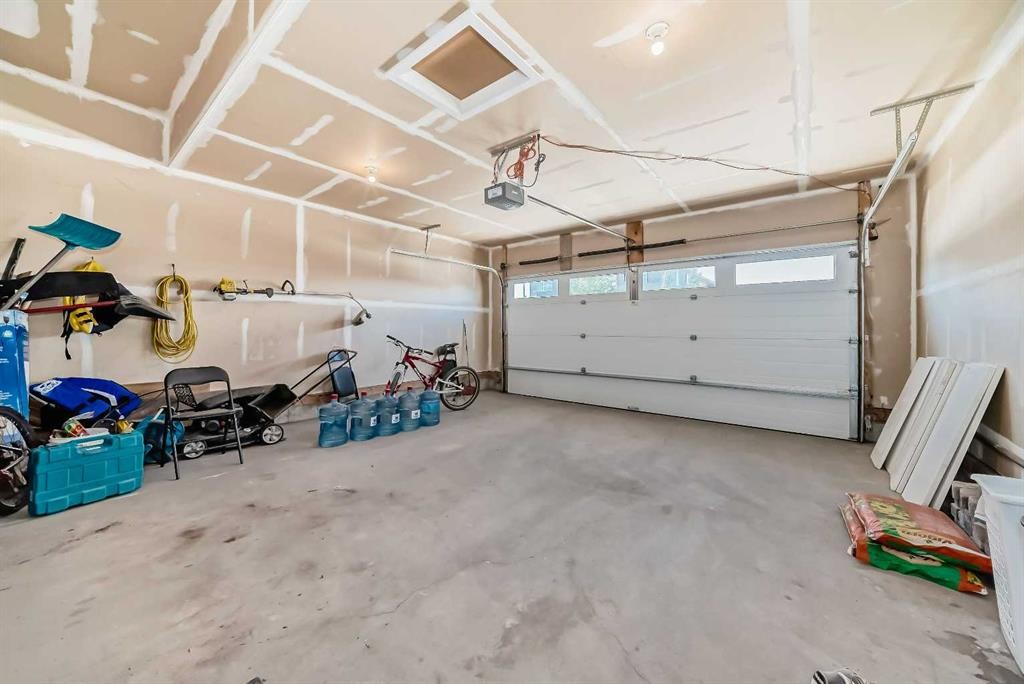 17 Walgrove Manor Se, Calgary, AB - Indoor Photo Showing Garage