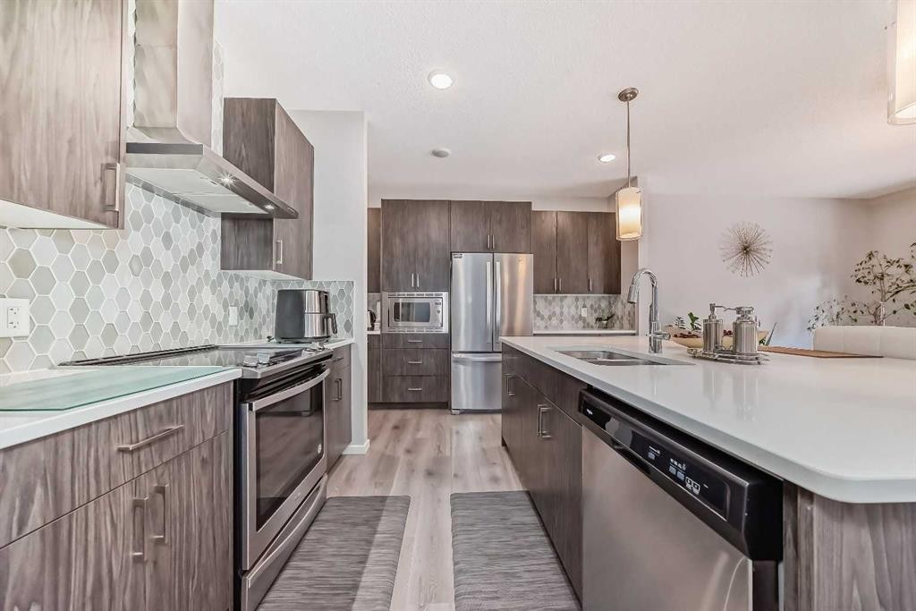 17 Walgrove Manor Se, Calgary, AB - Indoor Photo Showing Kitchen With Double Sink With Upgraded Kitchen