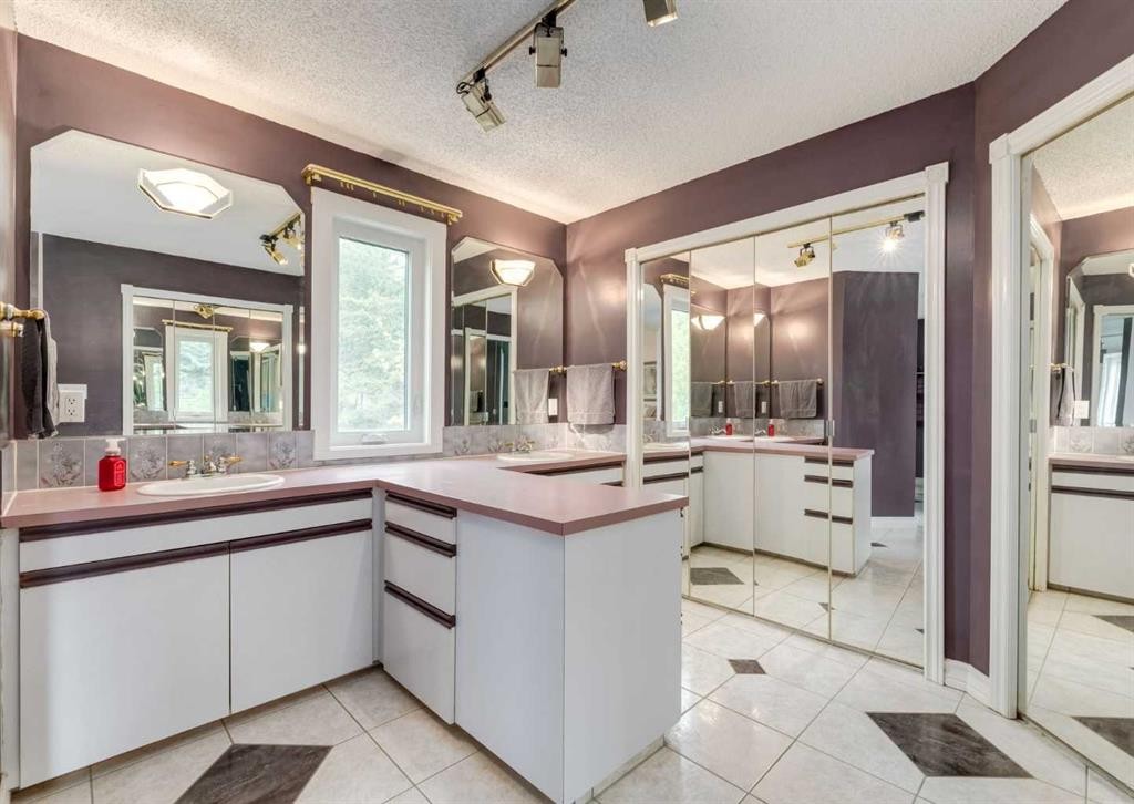 164 Hawksbrow Drive Nw, Calgary, AB - Indoor Photo Showing Kitchen