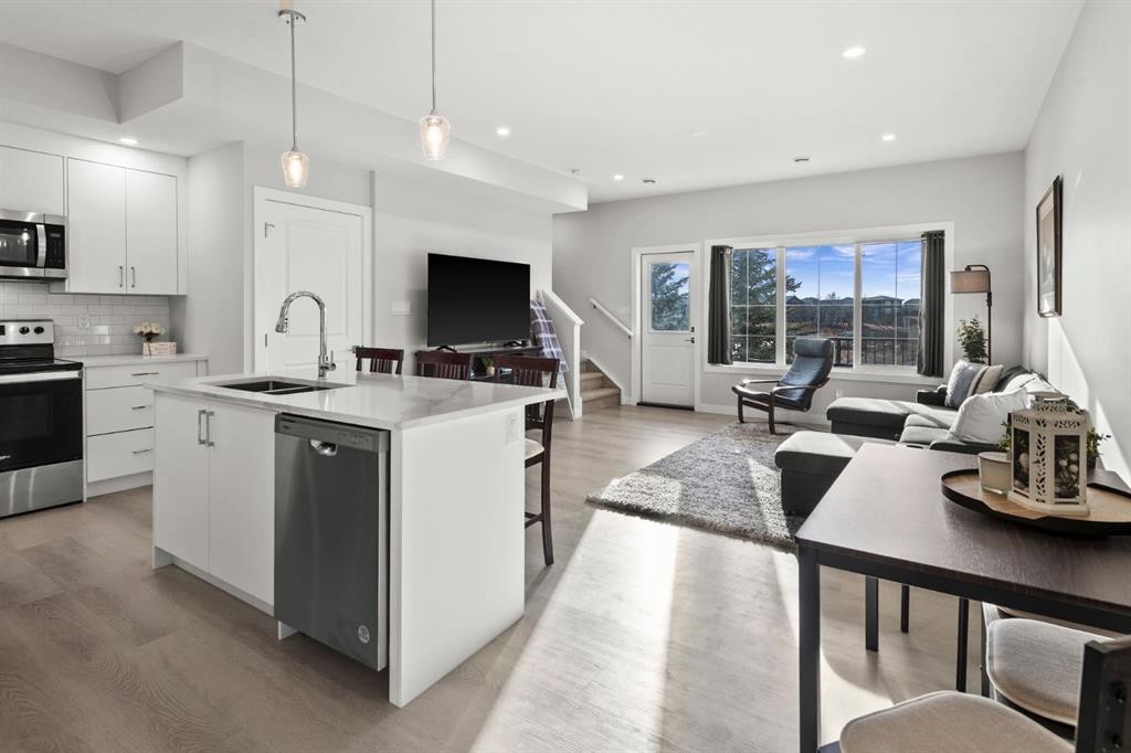 64-351 Monteith Drive Se, High River, AB - Indoor Photo Showing Kitchen With Upgraded Kitchen