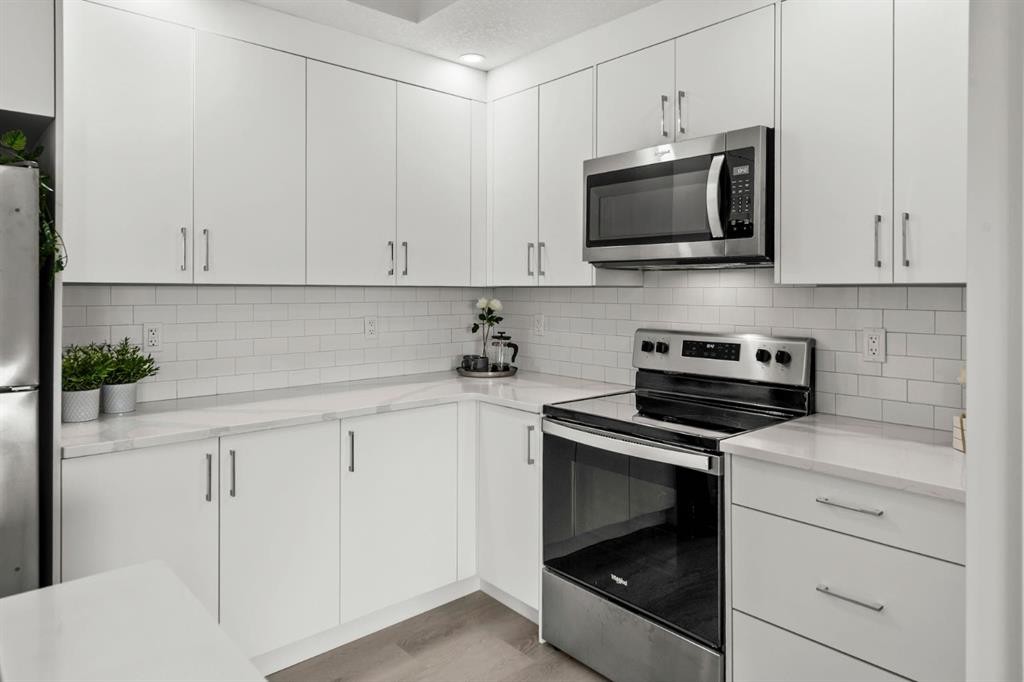 64-351 Monteith Drive Se, High River, AB - Indoor Photo Showing Kitchen With Upgraded Kitchen