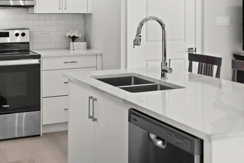 64-351 Monteith Drive Se, High River, AB - Indoor Photo Showing Kitchen With Double Sink With Upgraded Kitchen