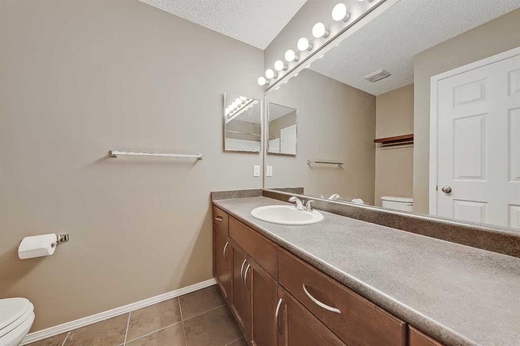 161 Eversyde Common Sw, Calgary, AB - Indoor Photo Showing Bathroom