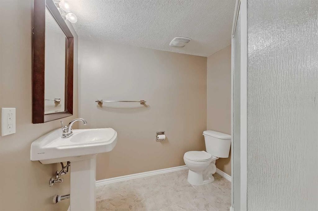 161 Eversyde Common Sw, Calgary, AB - Indoor Photo Showing Bathroom