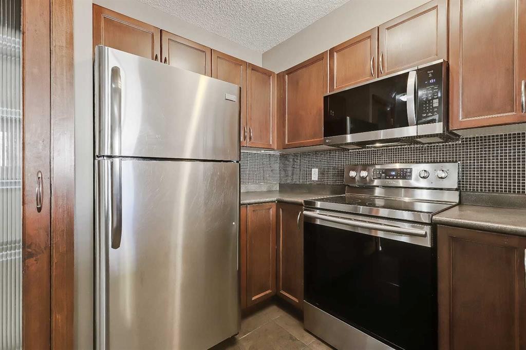 161 Eversyde Common Sw, Calgary, AB - Indoor Photo Showing Kitchen With Stainless Steel Kitchen
