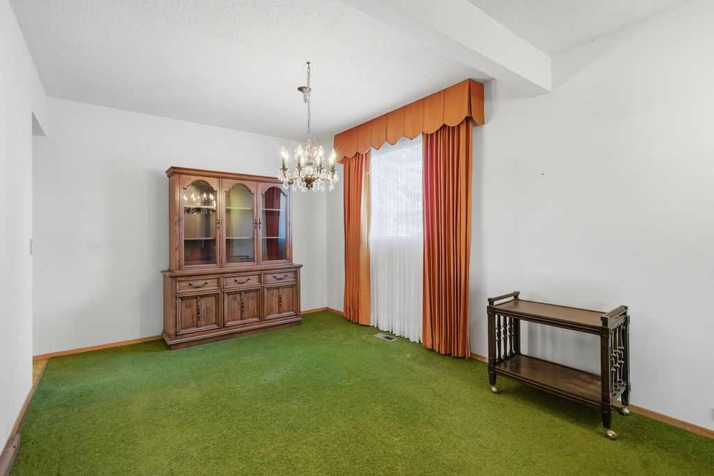 5516 Dalhart Hill Nw, Calgary, AB - Indoor Photo Showing Other Room