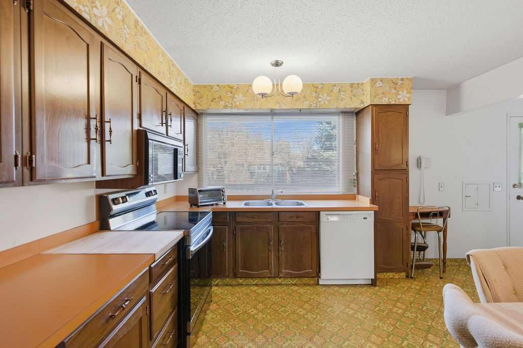 5516 Dalhart Hill Nw, Calgary, AB - Indoor Photo Showing Kitchen With Double Sink