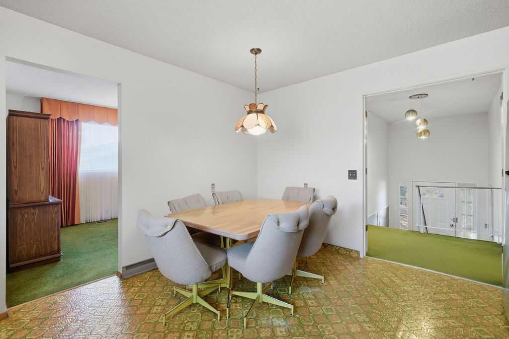 5516 Dalhart Hill Nw, Calgary, AB - Indoor Photo Showing Dining Room