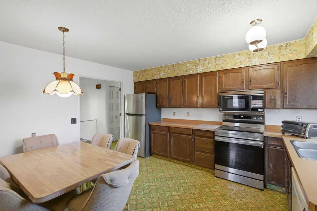 5516 Dalhart Hill Nw, Calgary, AB - Indoor Photo Showing Kitchen With Double Sink