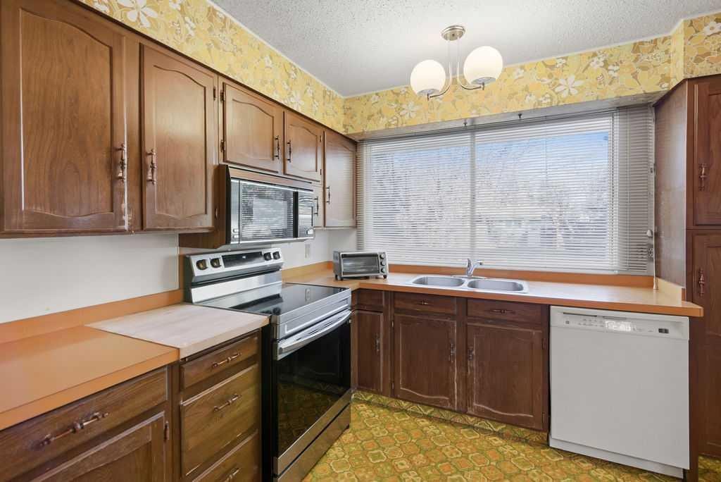 5516 Dalhart Hill Nw, Calgary, AB - Indoor Photo Showing Kitchen With Double Sink
