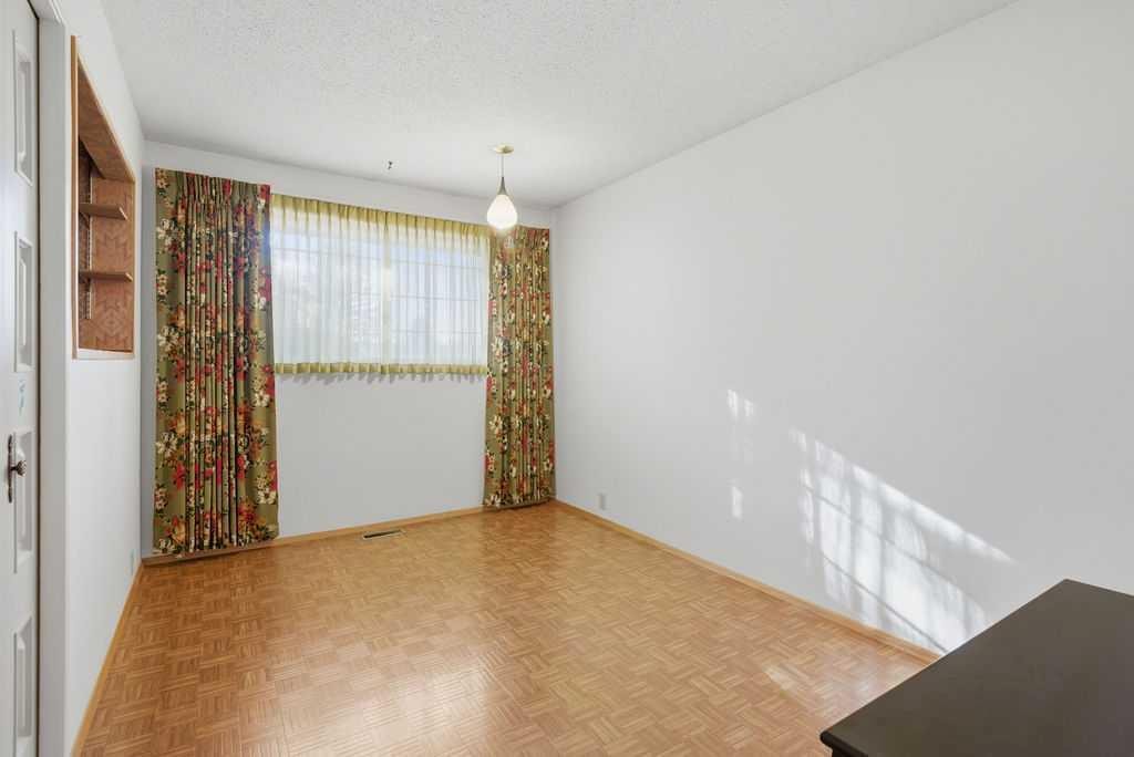 5516 Dalhart Hill Nw, Calgary, AB - Indoor Photo Showing Other Room