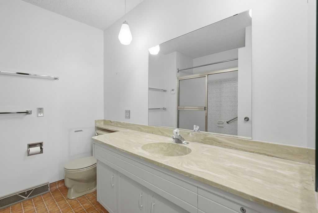 5516 Dalhart Hill Nw, Calgary, AB - Indoor Photo Showing Bathroom