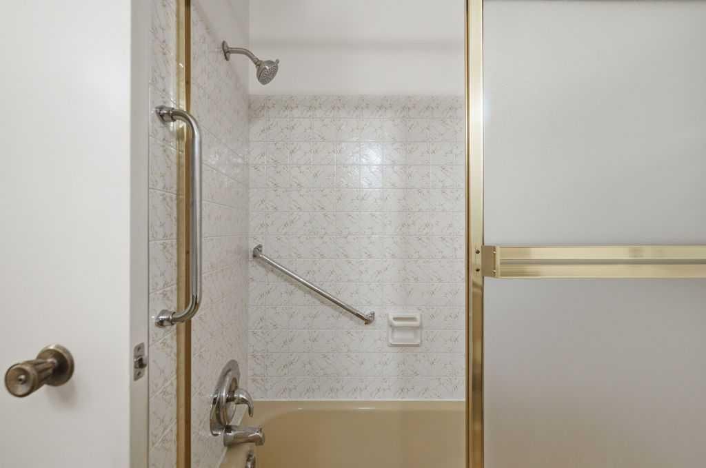 5516 Dalhart Hill Nw, Calgary, AB - Indoor Photo Showing Bathroom