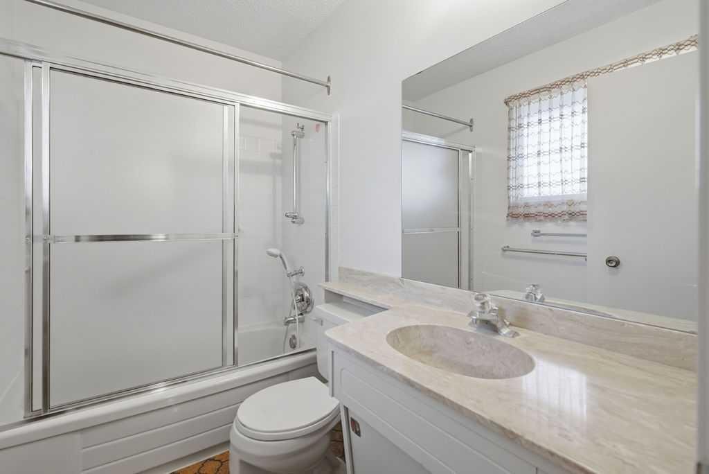 5516 Dalhart Hill Nw, Calgary, AB - Indoor Photo Showing Bathroom