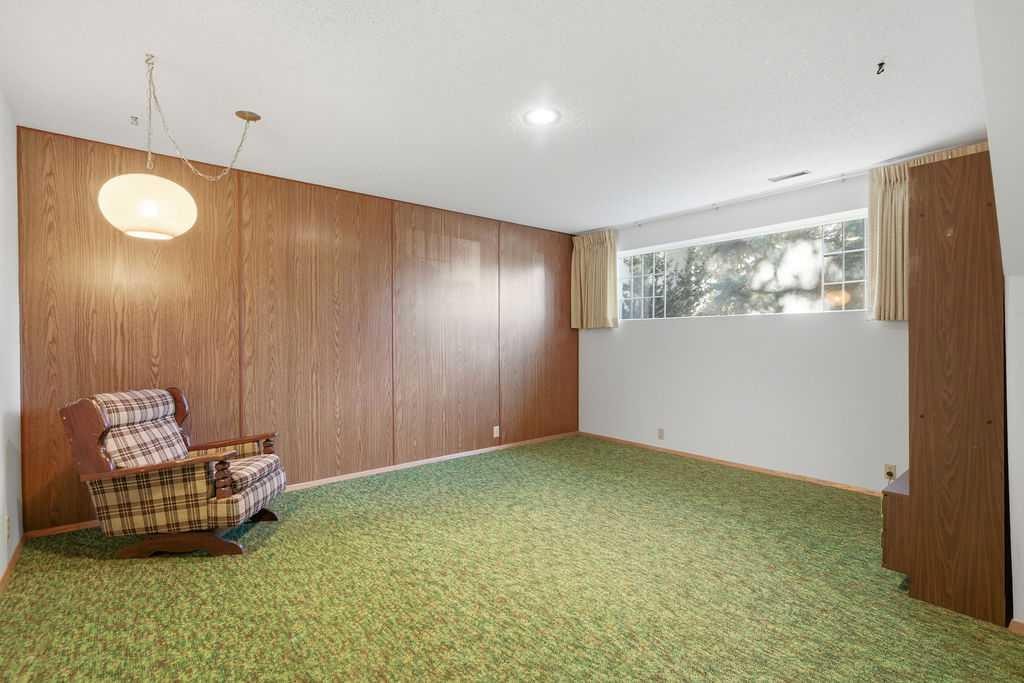 5516 Dalhart Hill Nw, Calgary, AB - Indoor Photo Showing Other Room