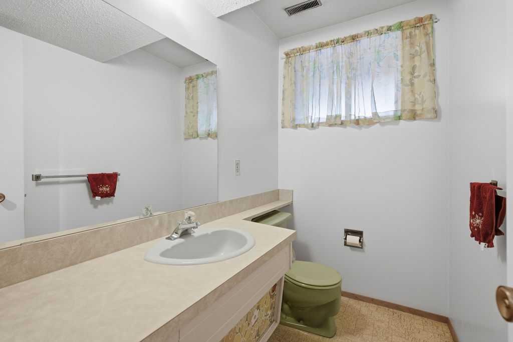 5516 Dalhart Hill Nw, Calgary, AB - Indoor Photo Showing Bathroom