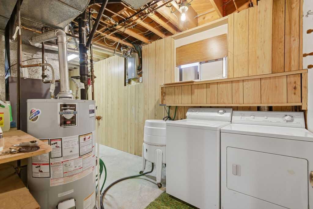 5516 Dalhart Hill Nw, Calgary, AB - Indoor Photo Showing Laundry Room