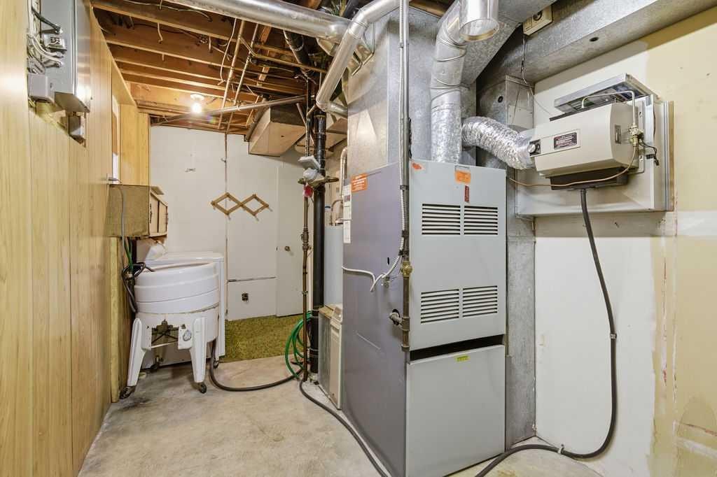 5516 Dalhart Hill Nw, Calgary, AB - Indoor Photo Showing Basement