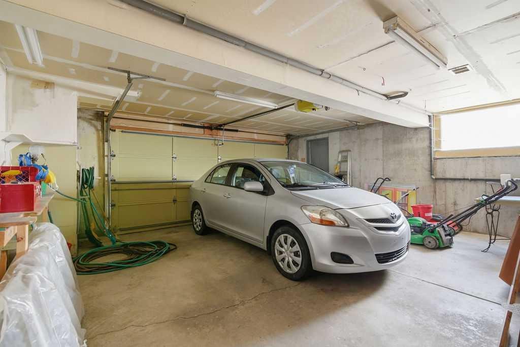 5516 Dalhart Hill Nw, Calgary, AB - Indoor Photo Showing Garage