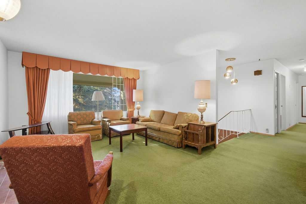 5516 Dalhart Hill Nw, Calgary, AB - Indoor Photo Showing Living Room