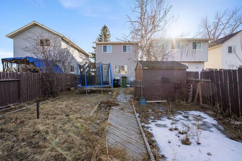 74 Castledale Way Ne, Calgary, AB - Outdoor