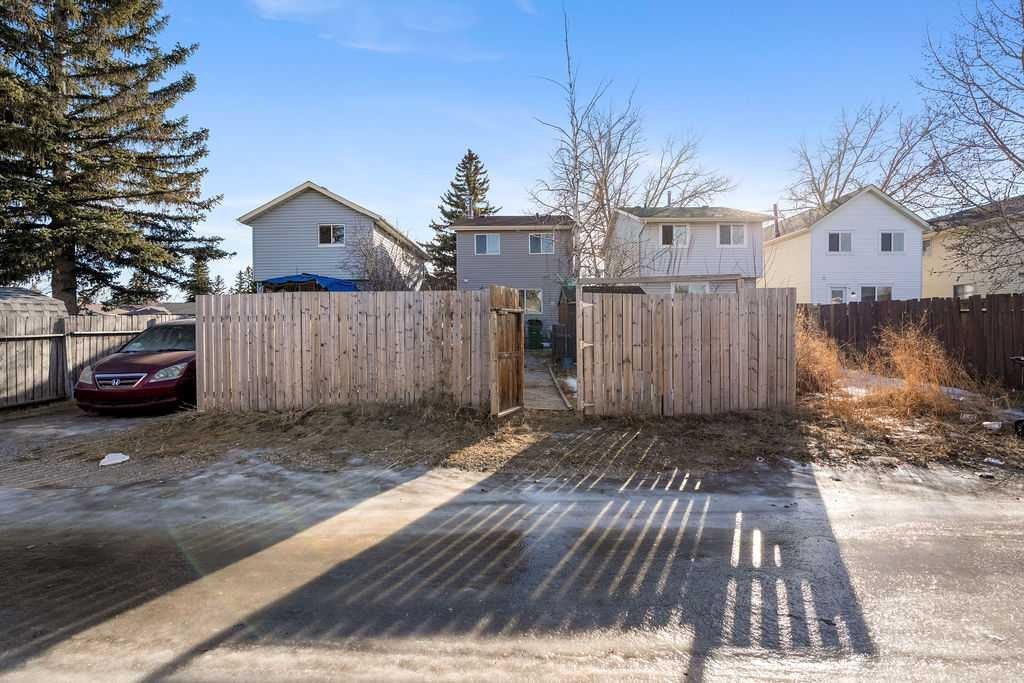 74 Castledale Way Ne, Calgary, AB - Outdoor