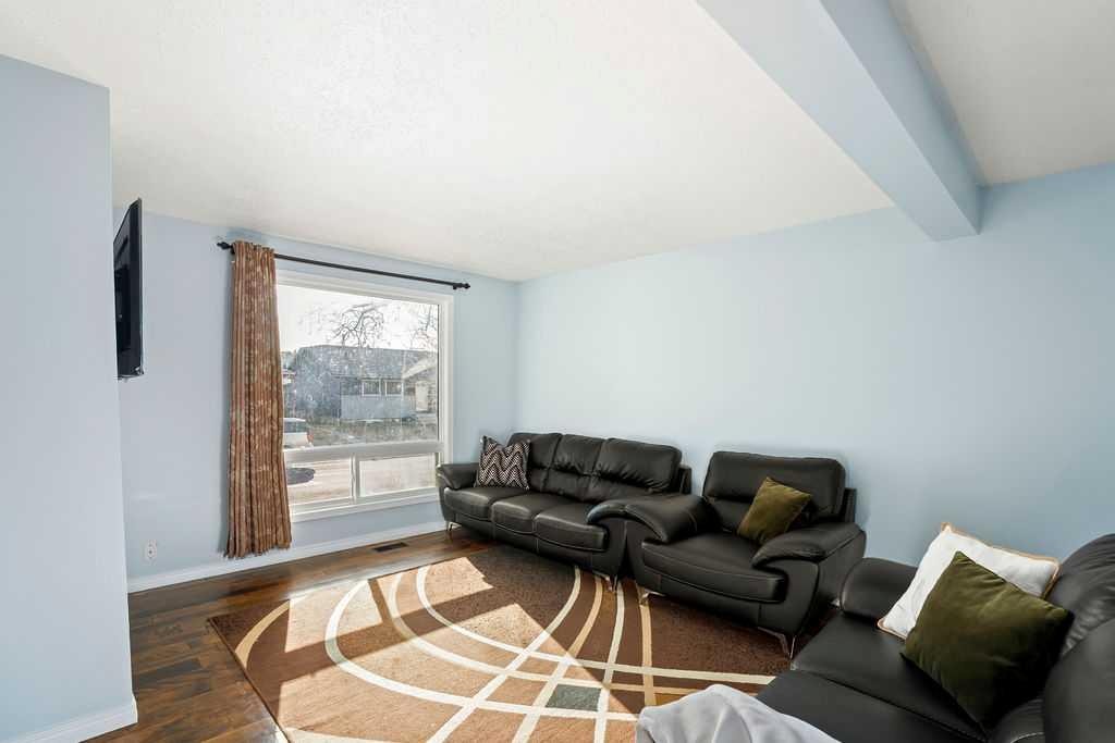 74 Castledale Way Ne, Calgary, AB - Indoor Photo Showing Living Room