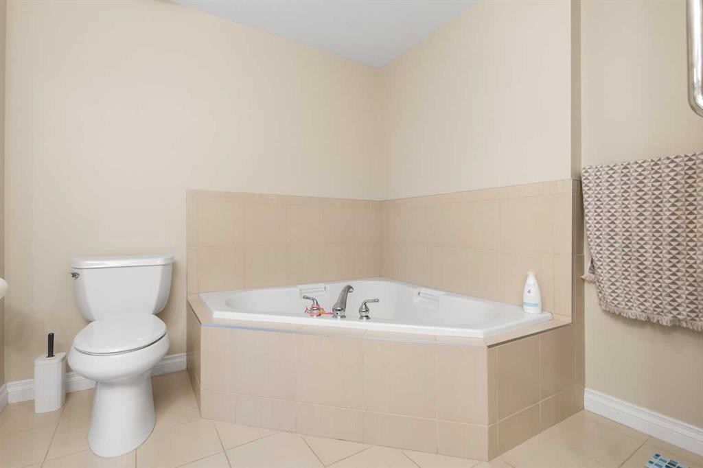 8103-14 Hemlock Crescent Sw, Calgary, AB - Indoor Photo Showing Bathroom