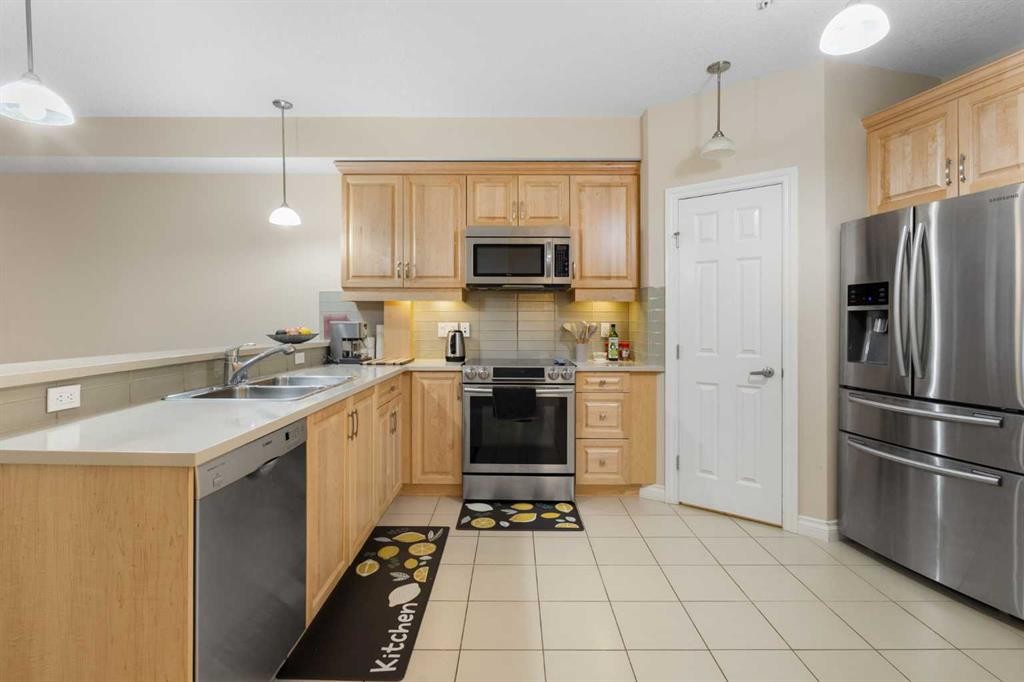 8103-14 Hemlock Crescent Sw, Calgary, AB - Indoor Photo Showing Kitchen With Stainless Steel Kitchen With Double Sink