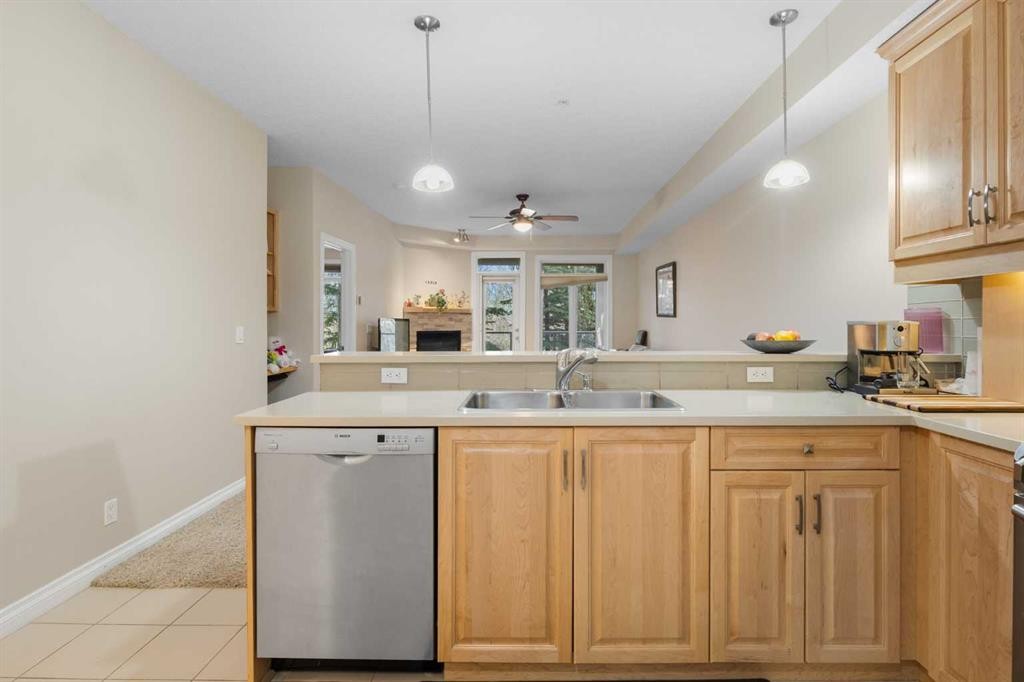 8103-14 Hemlock Crescent Sw, Calgary, AB - Indoor Photo Showing Kitchen With Double Sink