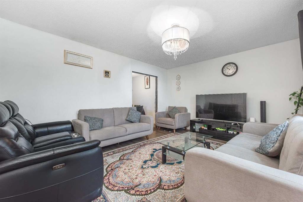 144 Rundleson Place Ne, Calgary, AB - Indoor Photo Showing Living Room