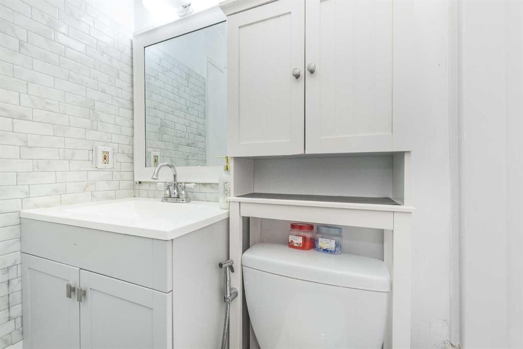 144 Rundleson Place Ne, Calgary, AB - Indoor Photo Showing Bathroom