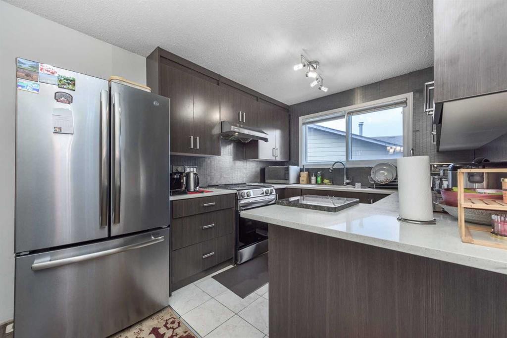 144 Rundleson Place Ne, Calgary, AB - Indoor Photo Showing Kitchen