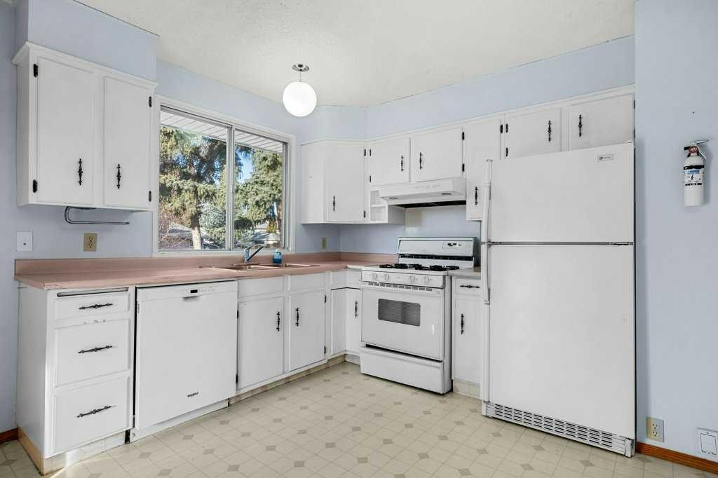 5813 Dalcastle Crescent Nw, Calgary, AB - Indoor Photo Showing Kitchen
