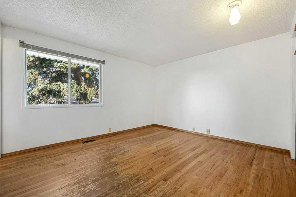 5813 Dalcastle Crescent Nw, Calgary, AB - Indoor Photo Showing Other Room