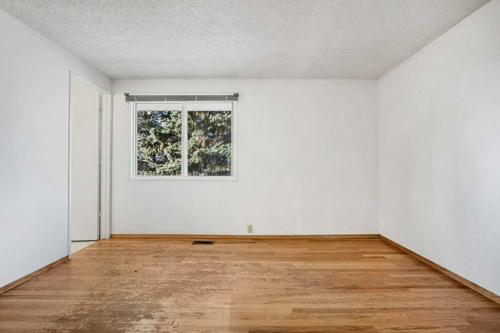 5813 Dalcastle Crescent Nw, Calgary, AB - Indoor Photo Showing Other Room