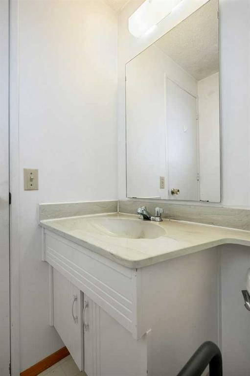 5813 Dalcastle Crescent Nw, Calgary, AB - Indoor Photo Showing Bathroom