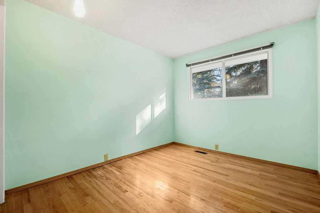 5813 Dalcastle Crescent Nw, Calgary, AB - Indoor Photo Showing Other Room