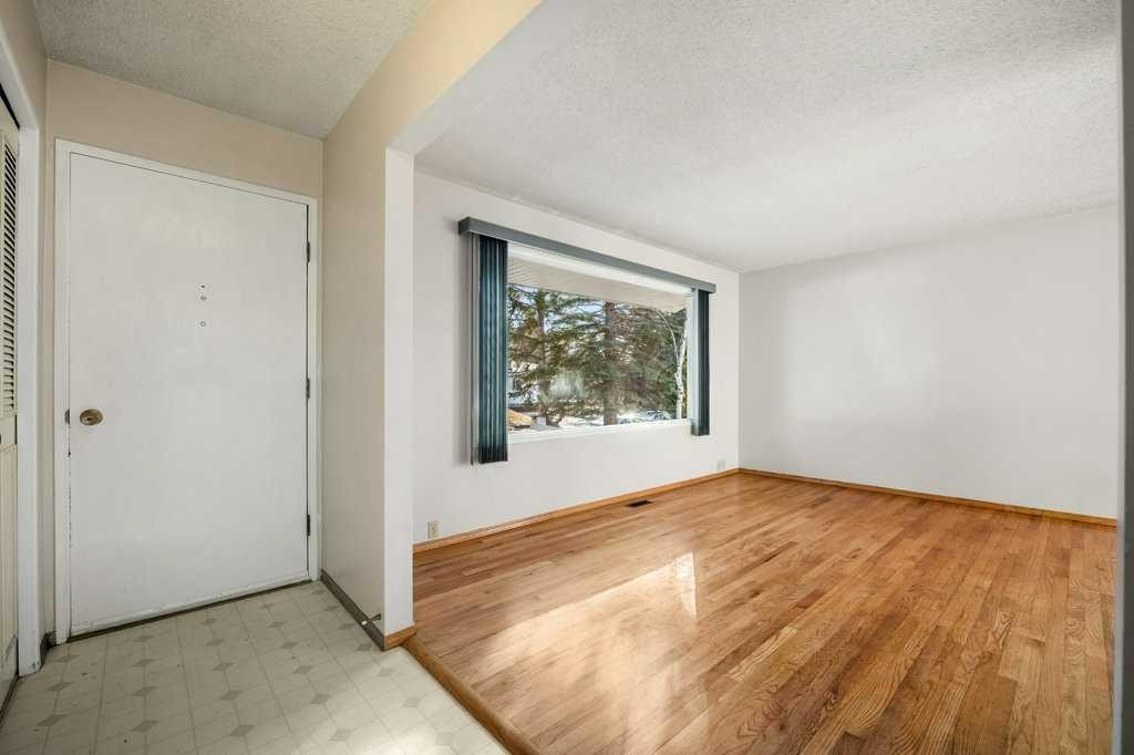 5813 Dalcastle Crescent Nw, Calgary, AB - Indoor Photo Showing Other Room