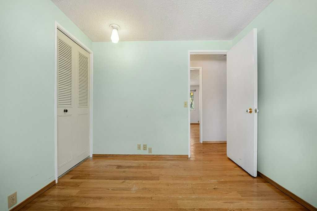 5813 Dalcastle Crescent Nw, Calgary, AB - Indoor Photo Showing Other Room